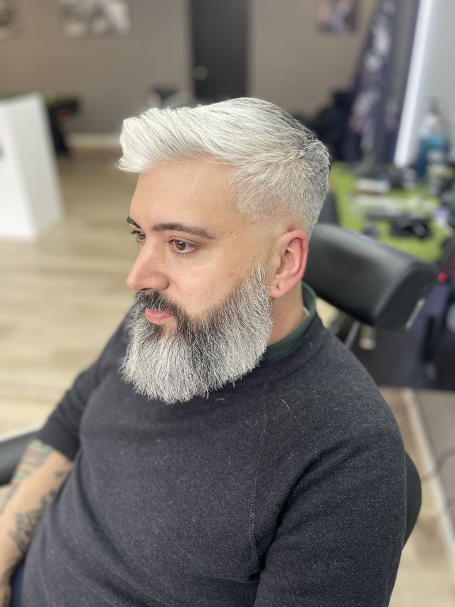 Corte clásico con canas y barba completa arreglada