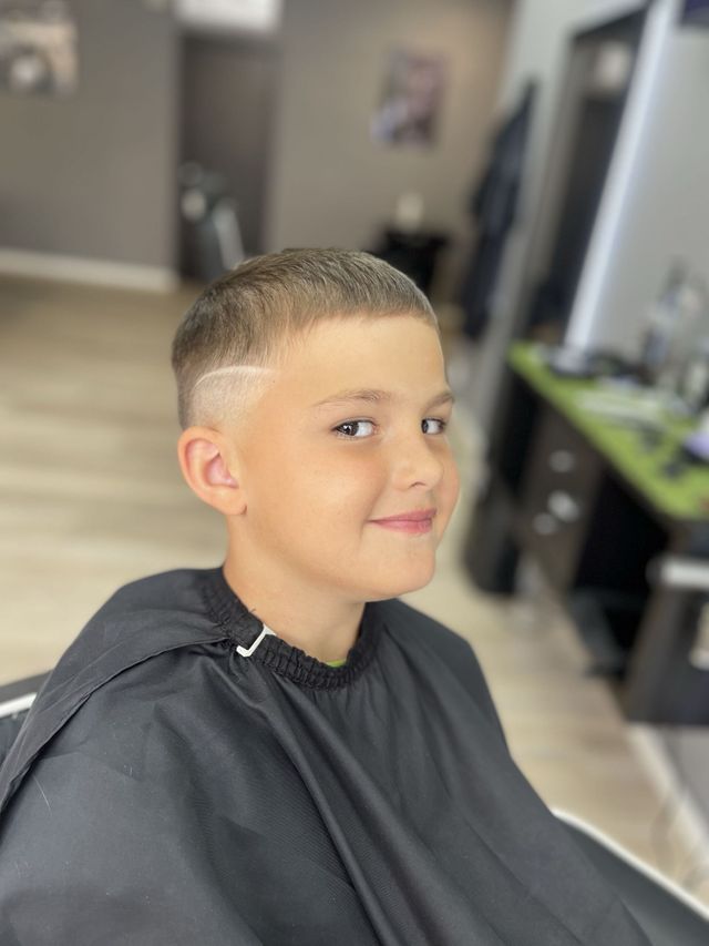 Niño con degradado y corte corto recién peinado